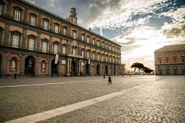 Fachada del Palacio Real en Nápoles, Italia — Foto de Stock