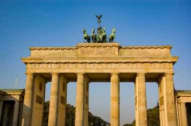 Berlin, Almanya 'daki Silouhette Branderburg kapısı.