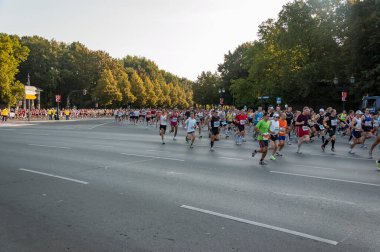 BERLIN - 20 Eylül 2009: 36. Berlin Maratonu koşucuları. Berlin, Almanya 'daki en önemli spor etkinliği..