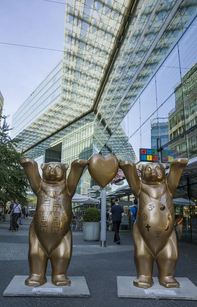 Площадь вокруг Кранцлер Эк с художественным произведением, состоящим из двух медведей, представляющих знаменитого берлинского медведя — стоковое фото