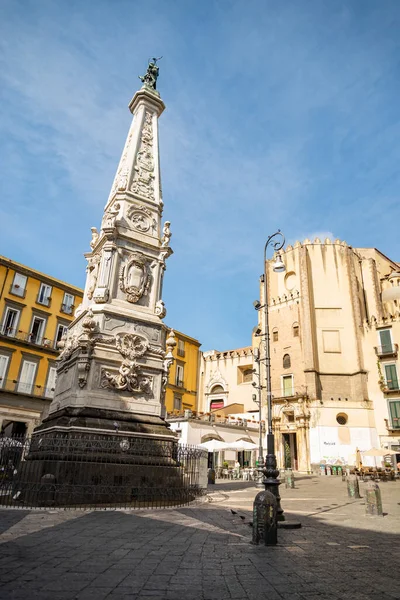 Neapol Włochy Piazza San Domenico Maggiore Obeliskiem Zabytkowym Centrum Miasta — Zdjęcie stockowe