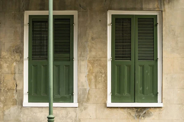 路易斯安那州新奥尔良法国区的窗户与建筑 — 图库照片