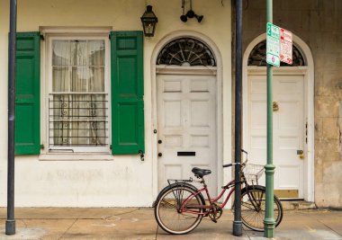New Orleans, Louisiana 'daki Fransız Mahallesinin Pencereleri ve Mimarisi.