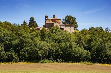 Ortaçağ evleriyle çevrili Toskana tepelerinin panoramik manzarası, İtalya
