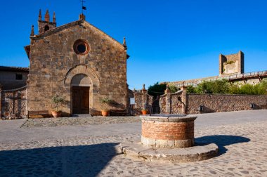 Monteriggioni, İtalya 'daki Roma meydanında Santa Maria' daki Romansque Kilisesi.