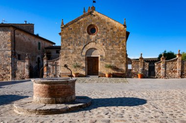 Monteriggioni, İtalya 'daki Roma meydanında Santa Maria' daki Romansque Kilisesi.