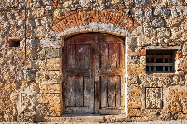 Staré italské dřevěné dveře v Monteriggioni, Itálie — Stock fotografie