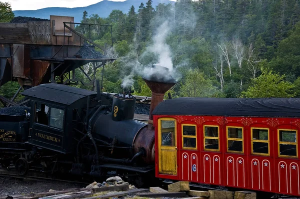 古い列車はニューハンプシャー州のマウンス・ワシントンまで行く。 — ストック写真
