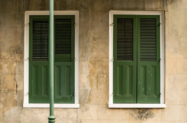 Winbdows and Architecture of the French Quarter in New Orleans — Stock Photo, Image
