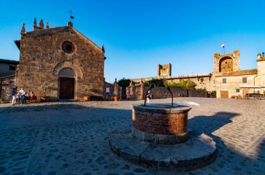 Monteriggioni, İtalya - 15 HAZİRAN 2013: İtalya 'nın Monteriggioni kentindeki Roma meydanındaki Santa Maria Romansque Kilisesi