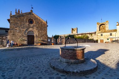 Monteriggioni, İtalya - 15 HAZİRAN 2013: İtalya 'nın Monteriggioni kentindeki Roma meydanındaki Santa Maria Romansque Kilisesi