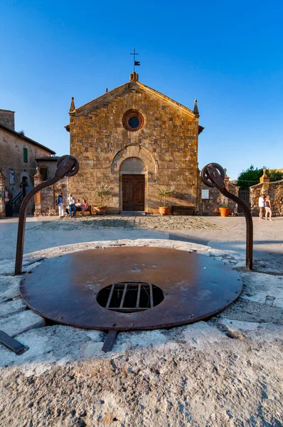 Monteriggioni Italy June 2013年 意大利蒙特利乔尼罗马广场上的圣玛利亚罗曼蒂克教堂 — 图库照片