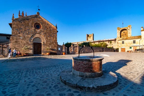 Monteriggioni Italia Junio 2013 Iglesia Románica Santa Maria Assunta Plaza —  Fotos de Stock