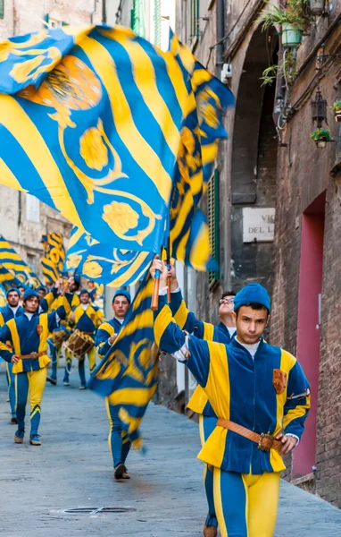 Siena Italia Giugno 2013 Competizioni Degli Sbandieratori Sfilata Dei Rioni — Foto Stock