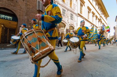 SIENA, ITALY - 16 Haziran 2013: bayrak sallama yarışmaları ve ilçelerin geçit töreni, Tartuca contrada