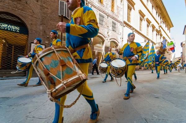 Siena Italia Junio 2013 Concursos Ondear Bandera Desfile Los Distritos — Foto de Stock