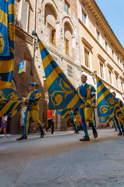 Siena Italy Haziran 2013 Bayrak Sallama Yarışmaları Ilçelerin Geçit Töreni — Stok fotoğraf