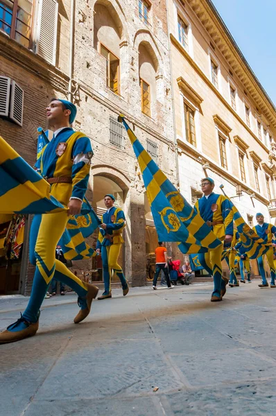 シエナ イタリア 6月16 2013 旗の波の競技会と地区のパレード タルトゥカ コントラダダ — ストック写真