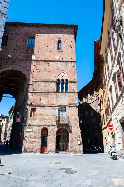 İtalya 'da Siena sokaklarında eski ortaçağ mimarisi