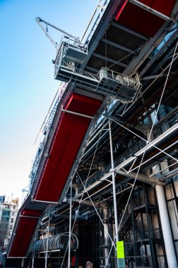 PARIS, FRANCE - 2 Mart 2014: Paris 'teki yarışmacı sanat müzesi Centre Pompidou' nun ana cephesi