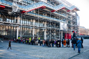 PARIS, FRANCE - 2 Mart 2014: Paris 'teki yarışmacı sanat müzesi Centre Pompidou' nun ana cephesi