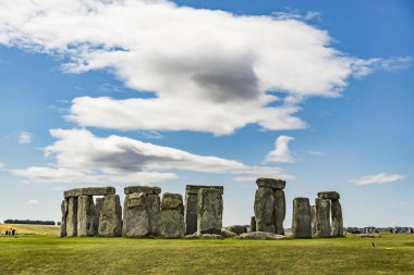 Stonehenge, İngiltere, Wiltshire yakınlarındaki antik bir tarih öncesi taş anıt. Milattan önce 3000 ile M.Ö. 2000 yılları arasında inşa edilmiş. Stonehenge, İngiltere 'de bir UNESCO Dünya Mirası Alanıdır..
