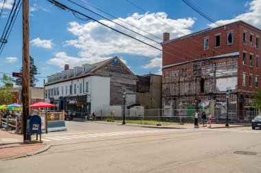PORTSMOUTH, NH, ABD - 2 Mayıs 2021: Portsmouth, New Hampshire şehir merkezindeki sokak ve eski binalar.