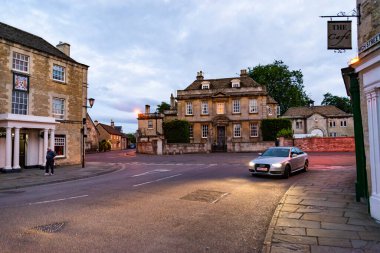 İngiltere 'nin eski Corsham köyünde bir sokak ve bina