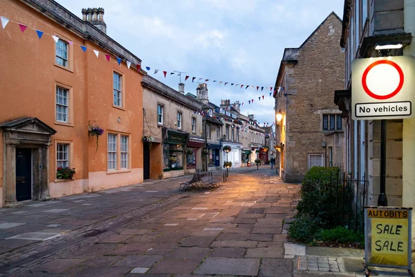 Una calle y un edificio en el antiguo pueblo de Corsham, Inglaterra — Foto de Stock