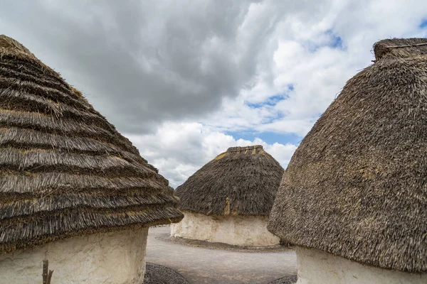 Stonehenge tradicional cabaña de barro réplica, en Inglaterra —  Fotos de Stock
