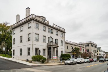 PLYMOUTH MA - 10 AĞUSTOS 2018: ABD 'nin Massachusetts eyaletindeki küçük Plymouth kasabasındaki binalar