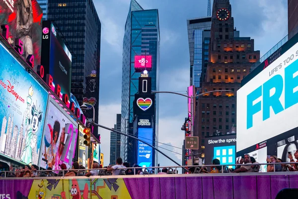 Nueva York Julio 2021 Tráfico Nocturno New York Times Square —  Fotos de Stock