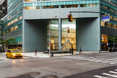 NEW YORK, ABD - 16 Temmuz 2021: 16 Temmuz 2021 'de New York sokaklarında kimliği belirsiz insanlar. 2010 'da New York' un nüfusu 19 milyondan fazlaydı..