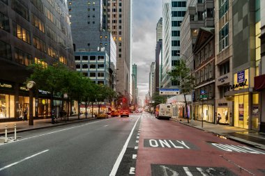 NEW YORK, ABD - 16 Temmuz 2021: 16 Temmuz 2021 'de New York sokaklarında kimliği belirsiz insanlar. 2010 'da New York' un nüfusu 19 milyondan fazlaydı..