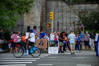 Kübalı aktivistler New York 'taki Birleşmiş Milletler genel merkezini protesto ettiler.