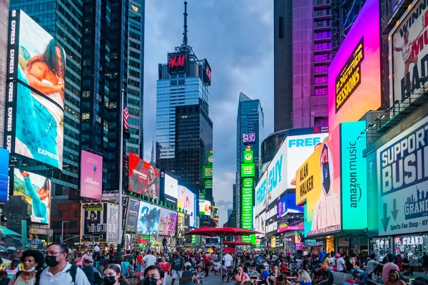 Tráfico nocturno en New York Times Square - verano 2021 —  Fotos de Stock