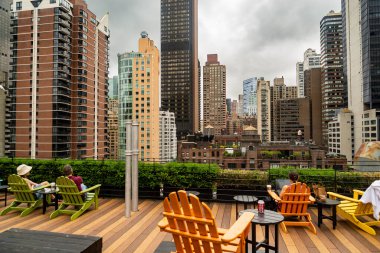 New York Şehri Manhattan şehir merkezi gökdelenleri ve bulutlu gökyüzü ile gökyüzü manzaralı, ABD