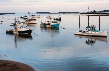 Bir yaz günü Maine 'deki bir liman kampında balıkçı tekneleri.