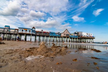 OLD ORCHARD BEACH ME - 18 AĞUSTOS 2012: Maine, ABD 'deki Old Orchard Beach' te tarihi ahşap iskele