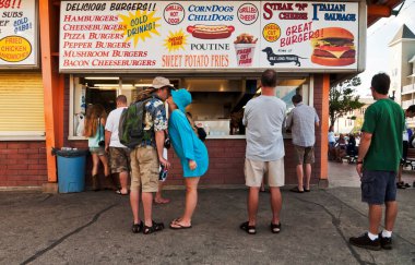 18 Ağustos 2016: Gıda tedarikçisinde yiyecek bekleyen tedarikçiler ve müşteriler. Eski Orchard Beach Maine. ABD