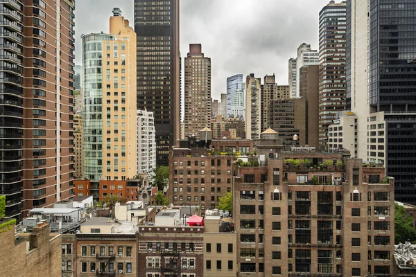 ニューヨークマンハッタンのミッドタウン高層ビルと曇り空のマンハッタンのスカイラインビュー アメリカ — ストック写真