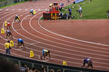 ROME, ITALY - 10 Haziran 2010: Sporcular Roma 2010 Altın Gala Atletizm Şampiyonası sırasında İtalya 'nın başkenti Roma' daki Olimpiyat Stadyumu 'nda 400 metre koşu yaptılar.