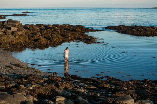 Jovem Mulher Caminhando Água Oceano Ilha Dos Peaks Maine Eua — Fotografia de Stock
