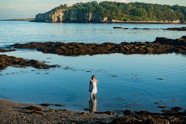 Jovem Mulher Caminhando Água Oceano Ilha Dos Peaks Maine Eua — Fotografia de Stock