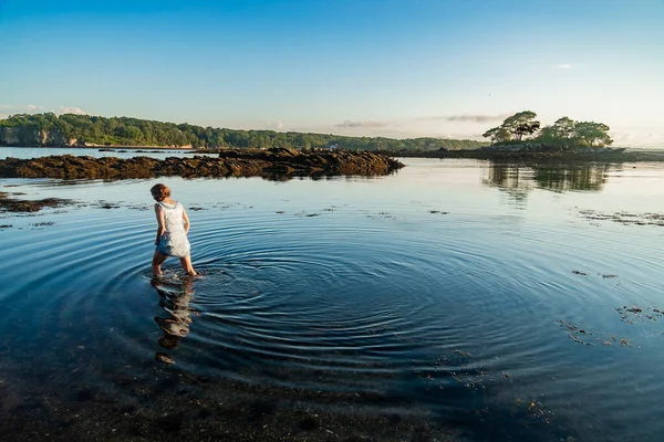 Jovem Mulher Caminhando Água Oceano Ilha Dos Peaks Maine Eua — Fotografia de Stock