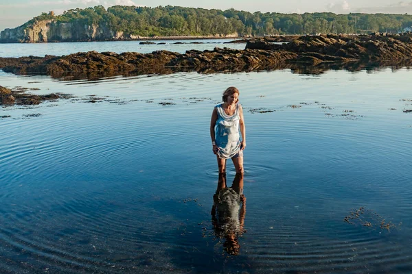 Jovem Mulher Caminhando Água Oceano Ilha Dos Peaks Maine Eua — Fotografia de Stock