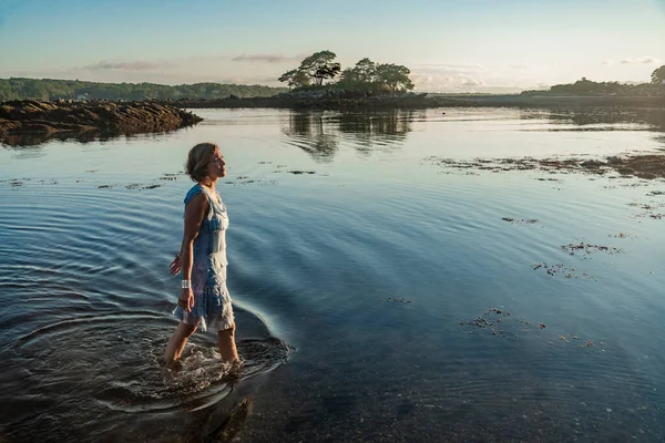 Jovem Mulher Caminhando Água Oceano Ilha Dos Peaks Maine Eua — Fotografia de Stock