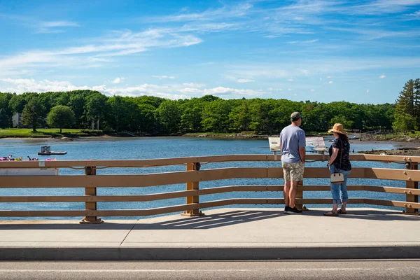 站在美国缅因州新罕布什尔市桥上的游客 — 图库照片