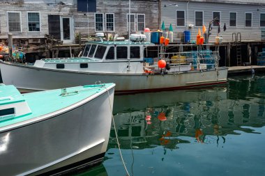 Istakoz tuzaklarıyla dolu bir iskele ve eski bir bina, eski bir liman, Portland, Maine..