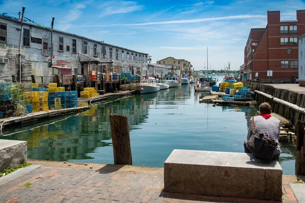 缅因州波特兰的一个码头上塞满了龙虾陷阱和一座古老的建筑 古老的港口 — 图库照片